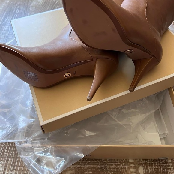 Bootie size  7.5 never worn - Picture 2 of 2